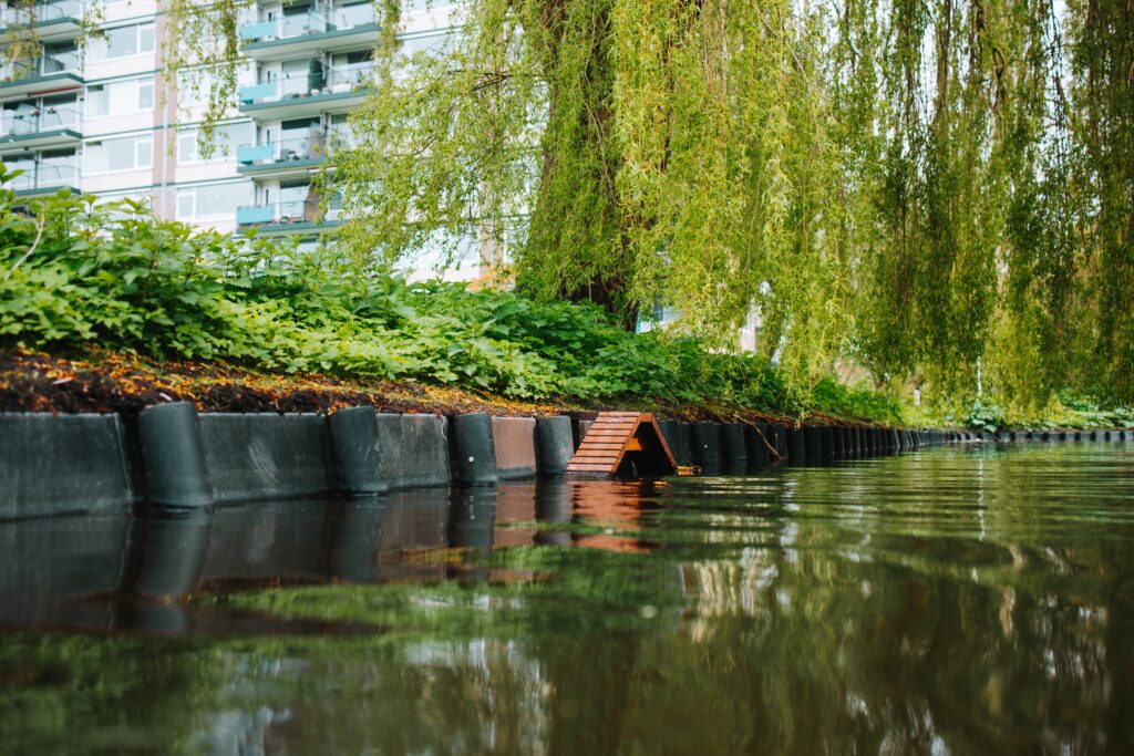 Een HIP Groen faunatrap, gemonteerd aan een duurzame combi-beschoeiing.