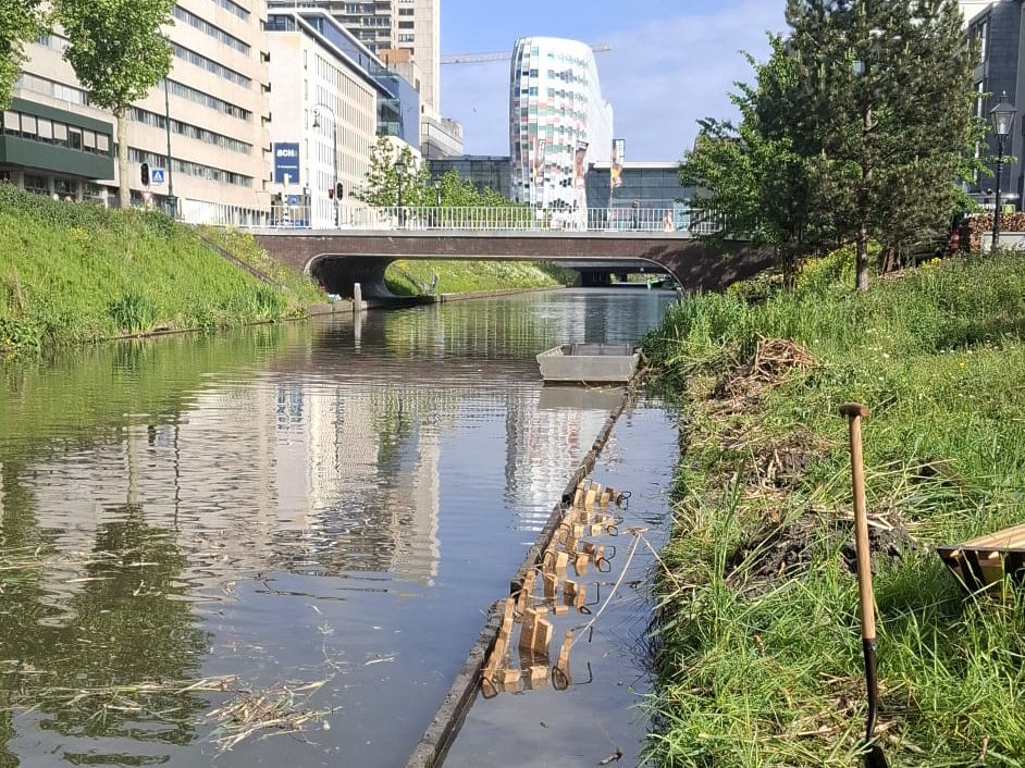 Korven met lavasteen langs de damwand van de Stadsbuitengracht in Utrecht