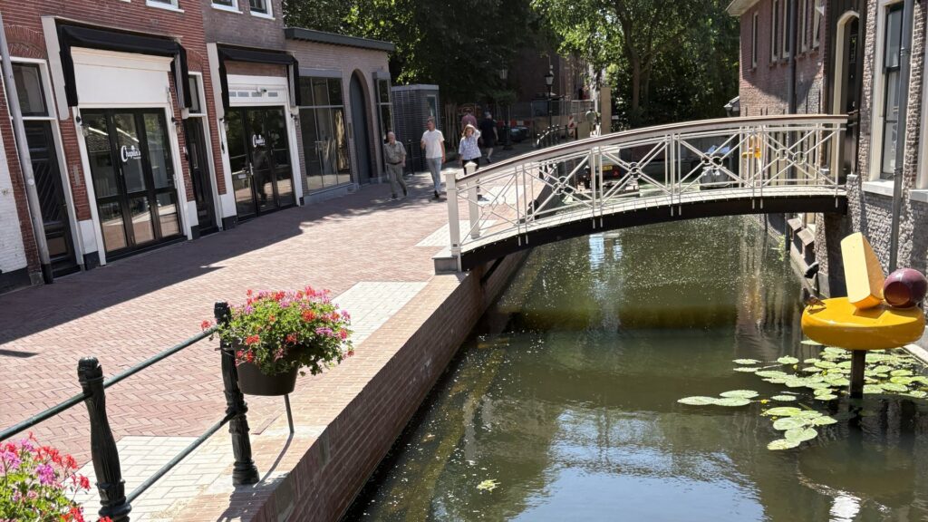 Kademuur aan de Jeruzalemstraat in Gouda in juli 2026, voor de vergroening