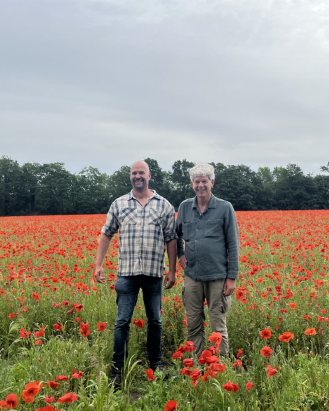Egbert Hogendoorn en Peter de Groot in een veld met klaprozen